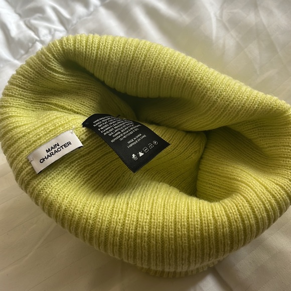 Aritzia main character beanie - Picture 3 of 3